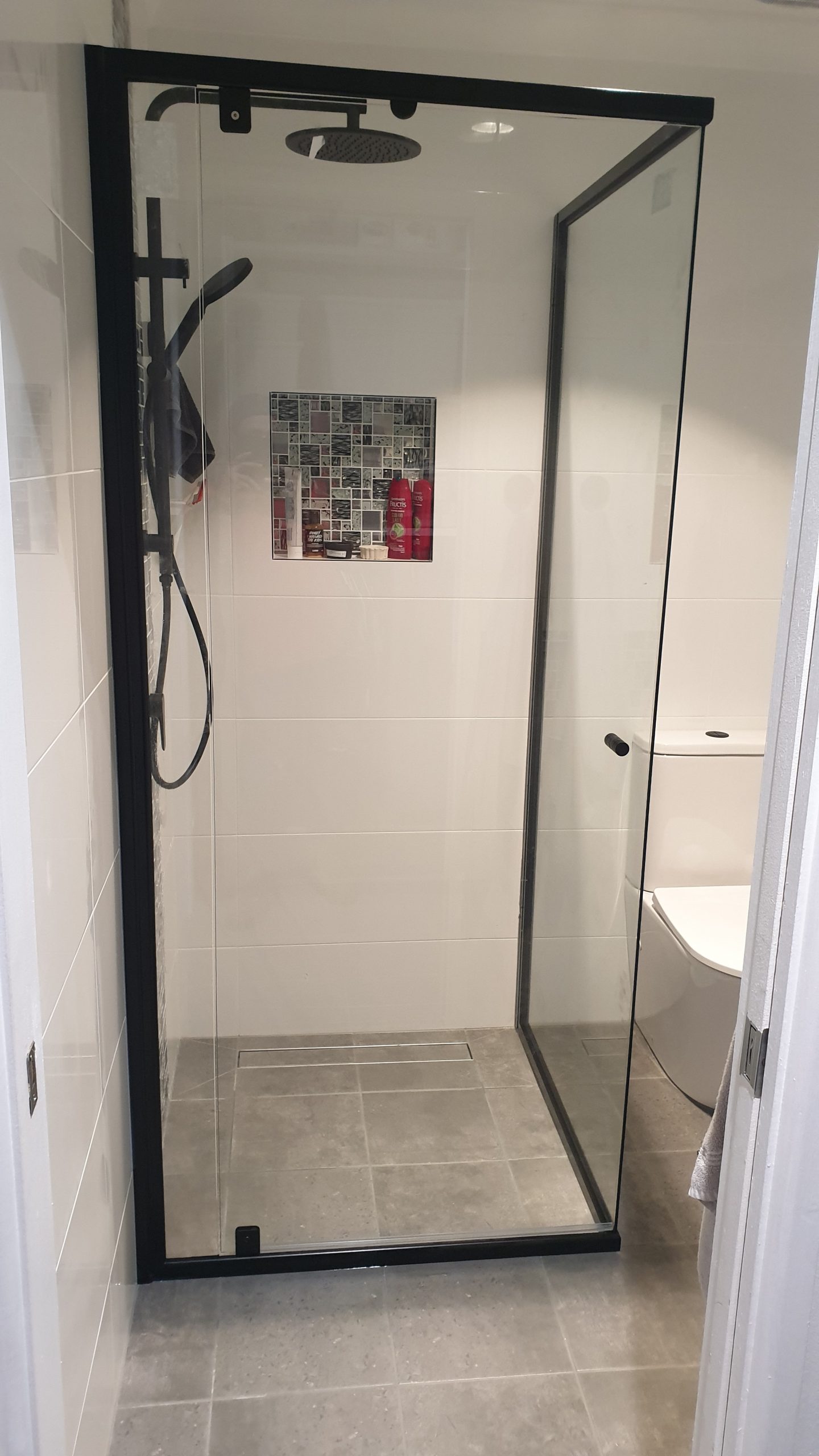 Read more about the article Semi-Frameless Shower Screen pros and cons