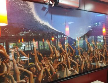 Commercial glass panel wall design